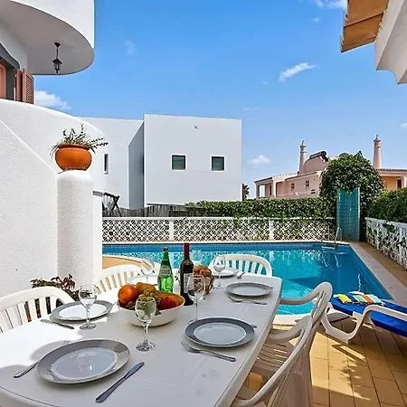 Sleeps 8 With Pool And Air Con