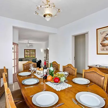 Sleeps 8 With Pool And Air Con *