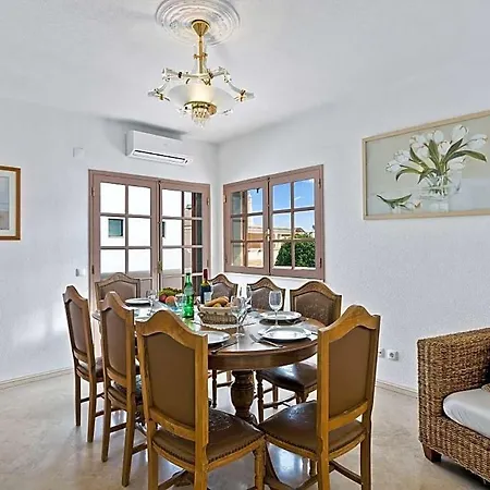 Sleeps 8 With Pool And Air Con *