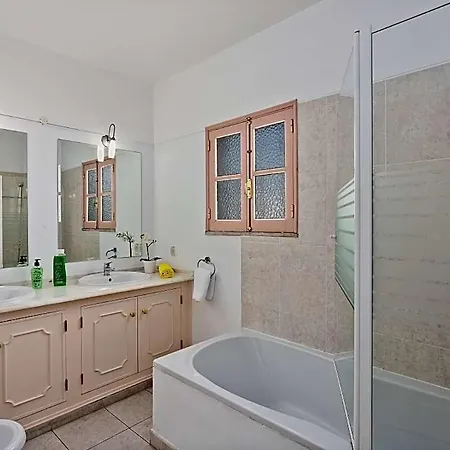 Βίλα Sleeps 8 With Pool And Air Con