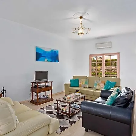 Βίλα Sleeps 8 With Pool And Air Con *