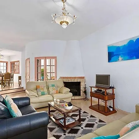 Sleeps 8 With Pool And Air Con