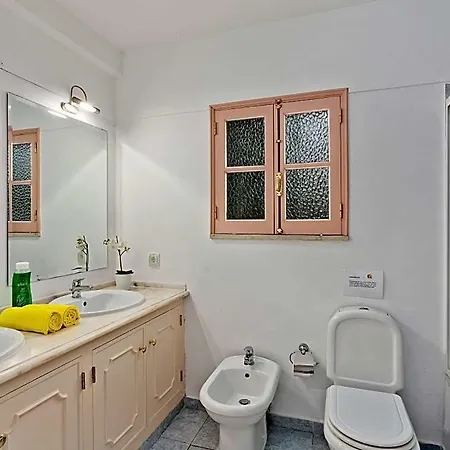 Sleeps 8 With Pool And Air Con *